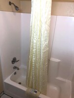 Bañera, artículos de tocador gratuitos, toallas