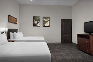 Suite estudio, 2 camas matrimoniales | Escritorio, espacio para trabajar con laptop y cortinas blackout 