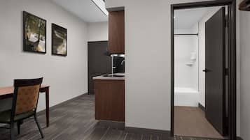 Studiosuite, 1 queensize-seng | Oppholdsområde | En 32-tommers Flatskjerm-TV med kabel-kanaler samt TV