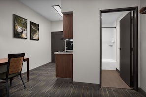 Studio Suite, 1 Queen Bed | Living area