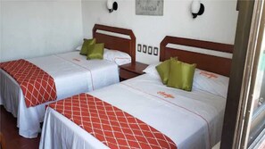 Habitación estándar, 2 camas matrimoniales | Escritorio, insonorización y tabla de planchar con plancha 