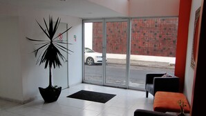 Lobby sitting area - Hotel Regional Veracruz (Veracruz)
