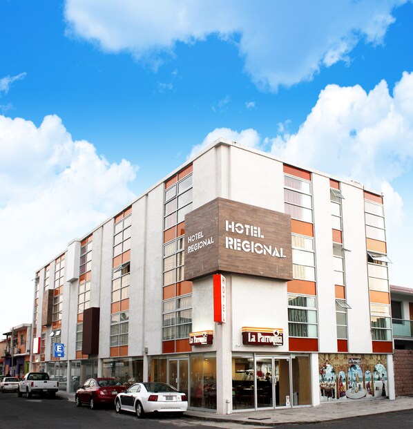 Vista frontal de la propiedad