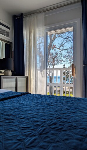 Suite, Balcony | Individually furnished, laptop workspace, blackout drapes, free WiFi