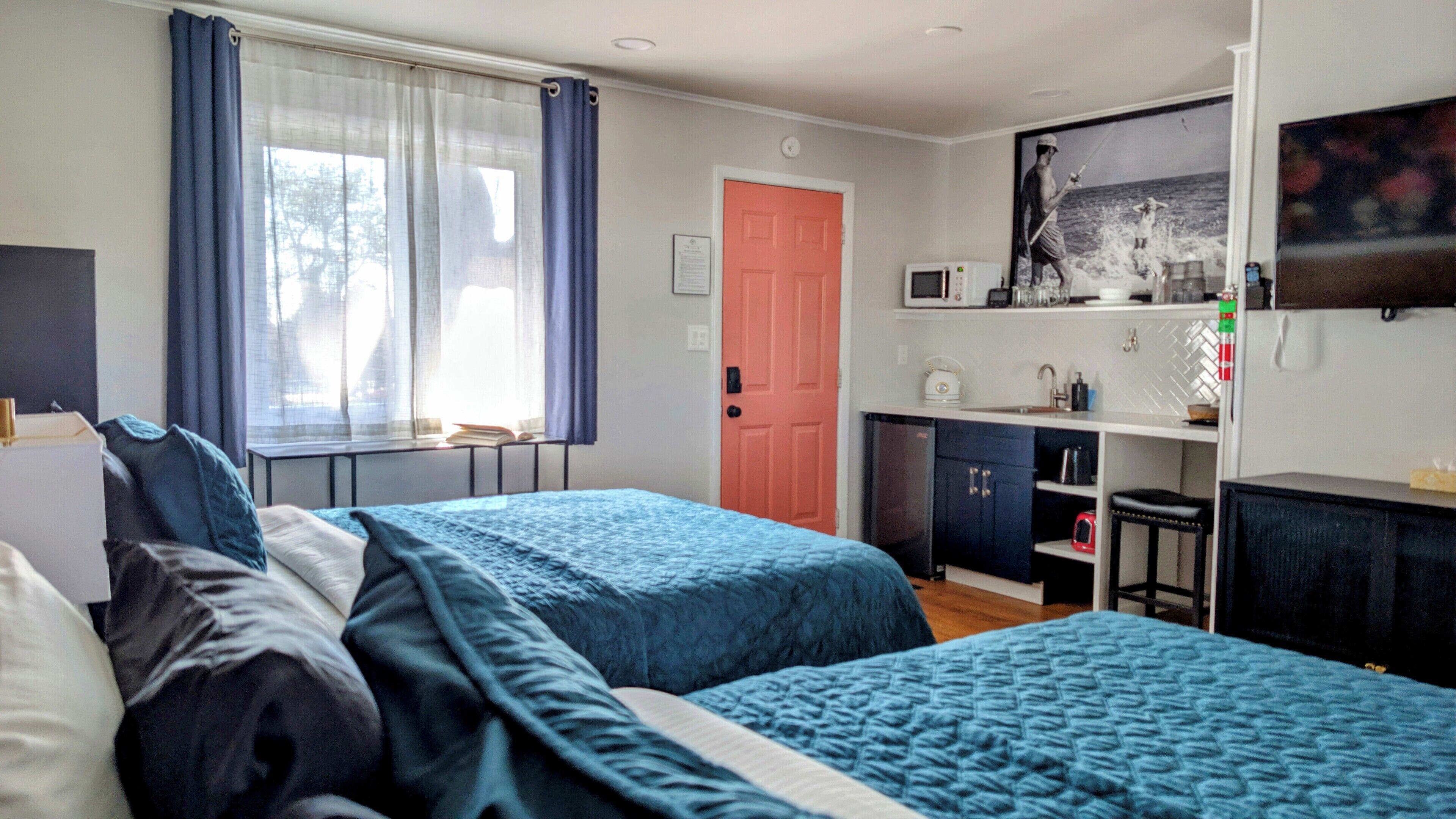 Muebles diferentes y espacio para trabajar con laptop 