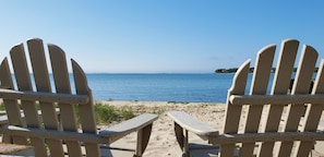 บนชายหาด, เก้าอี้อาบแดด, ร่มชายหาด, ผ้าเช็ดตัวชายหาด