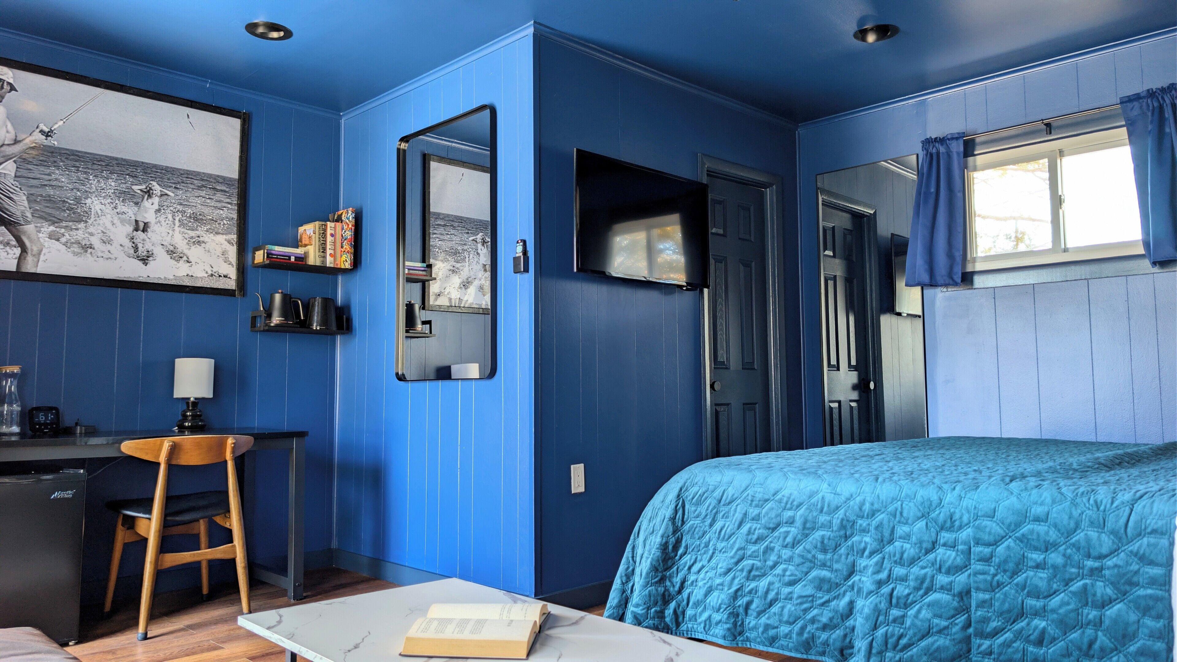 Muebles diferentes y espacio para trabajar con laptop 