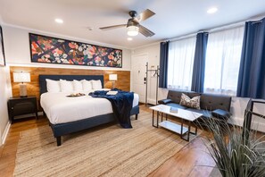 Suite – deluxe, 1 kingsize-seng med sovesofa, kjøkken | Individuelt innredet, skrivebord for bærbar PC og blendingsgardiner