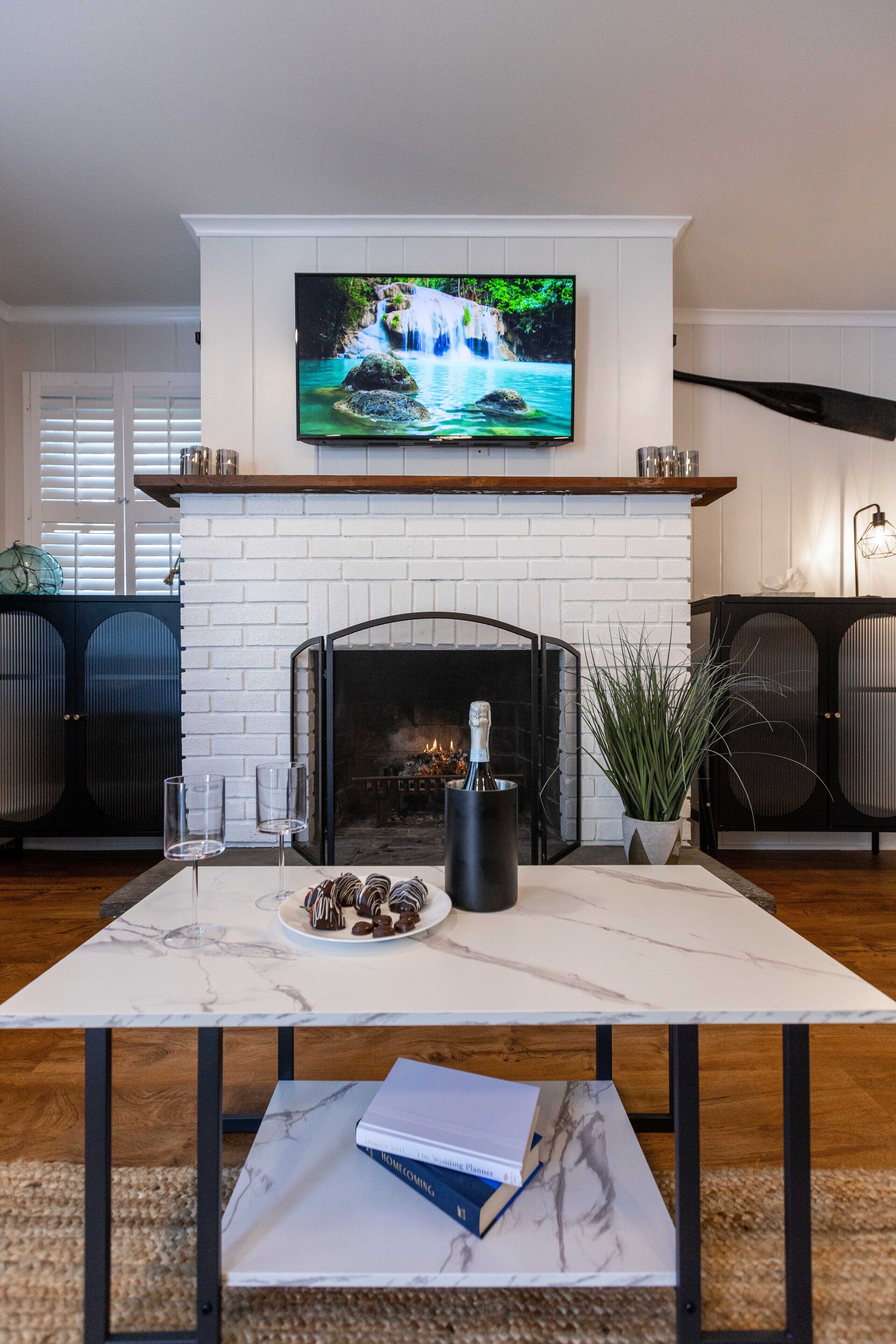 Deluxe Suite, 1 King Bed with Sofa bed, Kitchen | Individually furnished, laptop workspace, blackout drapes, free WiFi