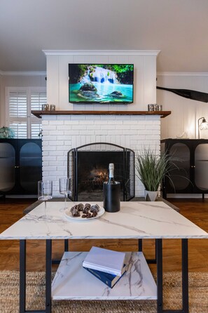 ห้องดีลักซ์สวีท, เตียงคิงไซส์ 1 เตียง และโซฟาเบด, ห้องครัว | ตกแต่งพิเศษโดยเฉพาะ, พื้นที่ทำงานแบบใช้แล็ปท็อป, ผ้าม่านกันแสง