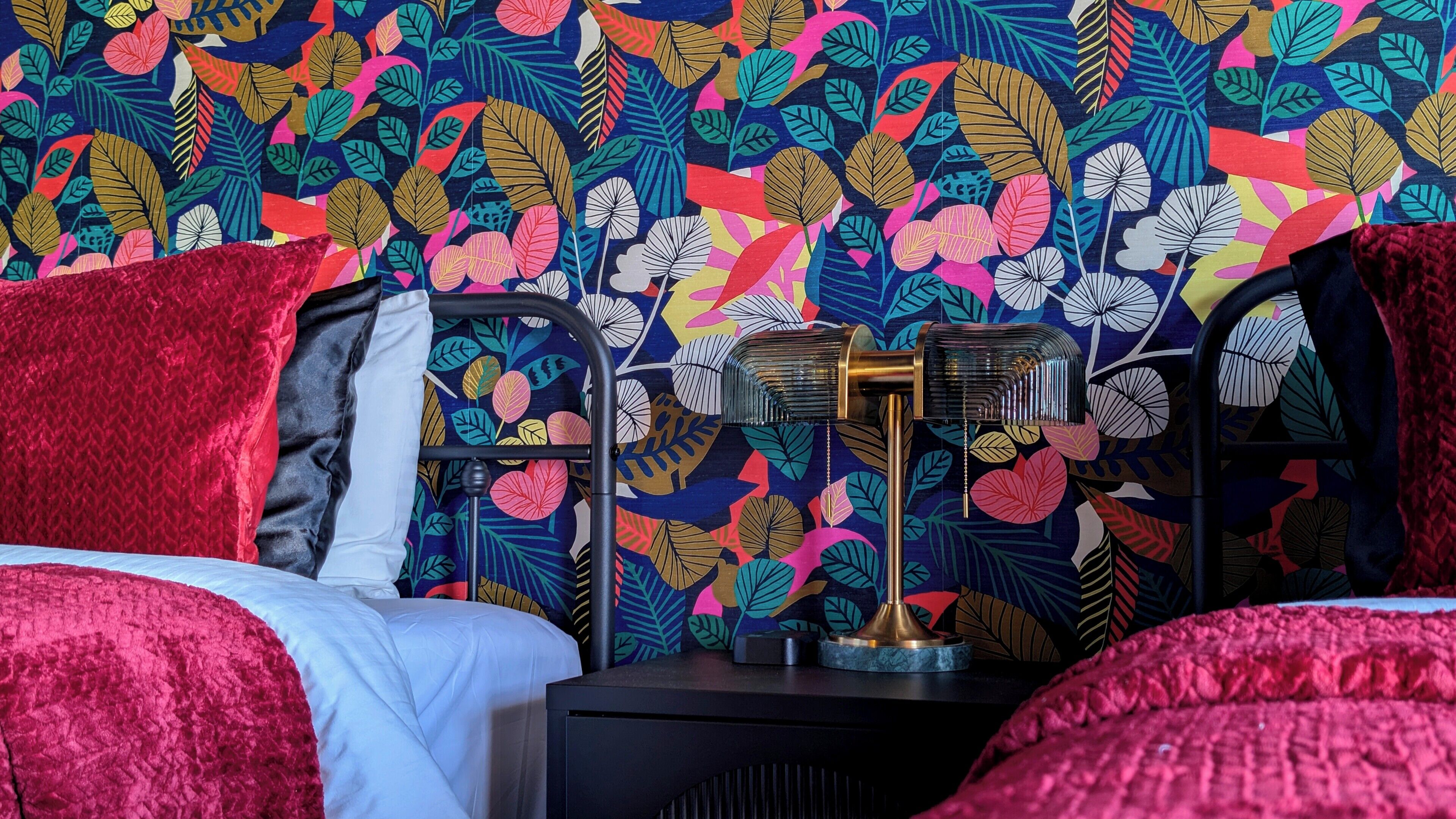 Muebles diferentes y espacio para trabajar con laptop 