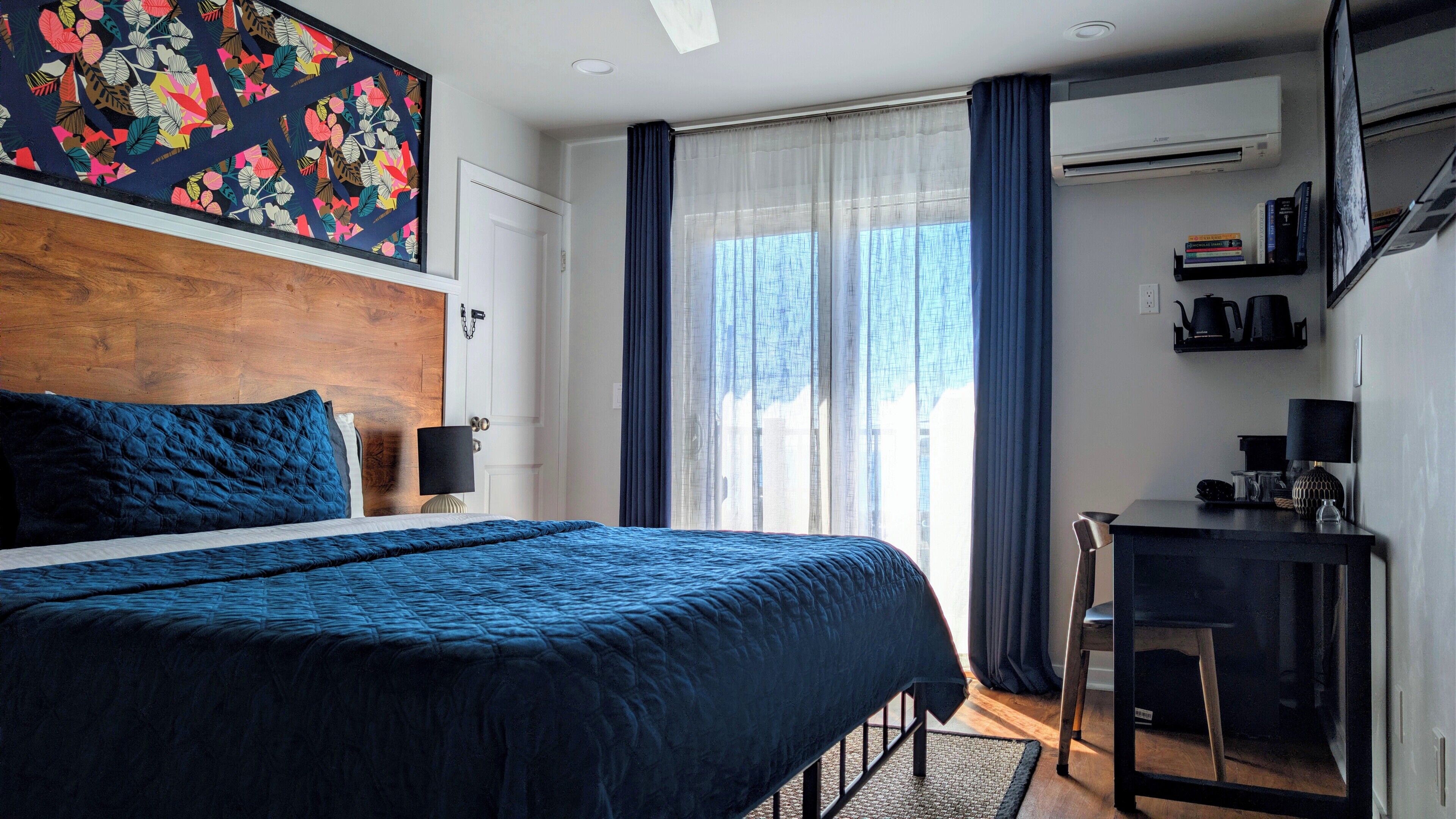 Muebles diferentes y espacio para trabajar con laptop 