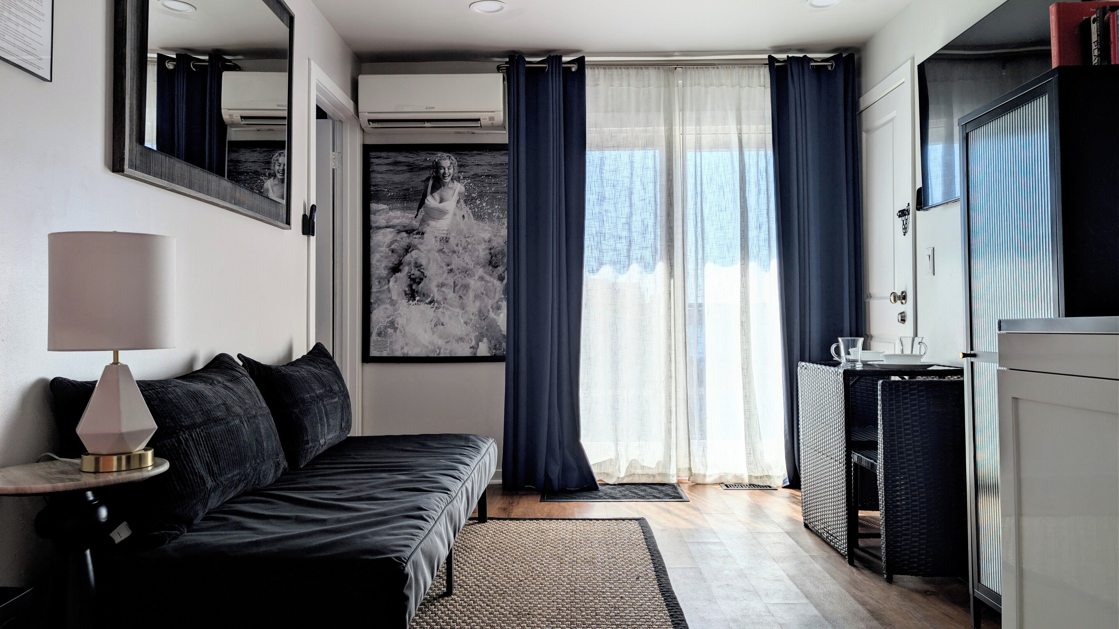 Muebles diferentes y espacio para trabajar con laptop 