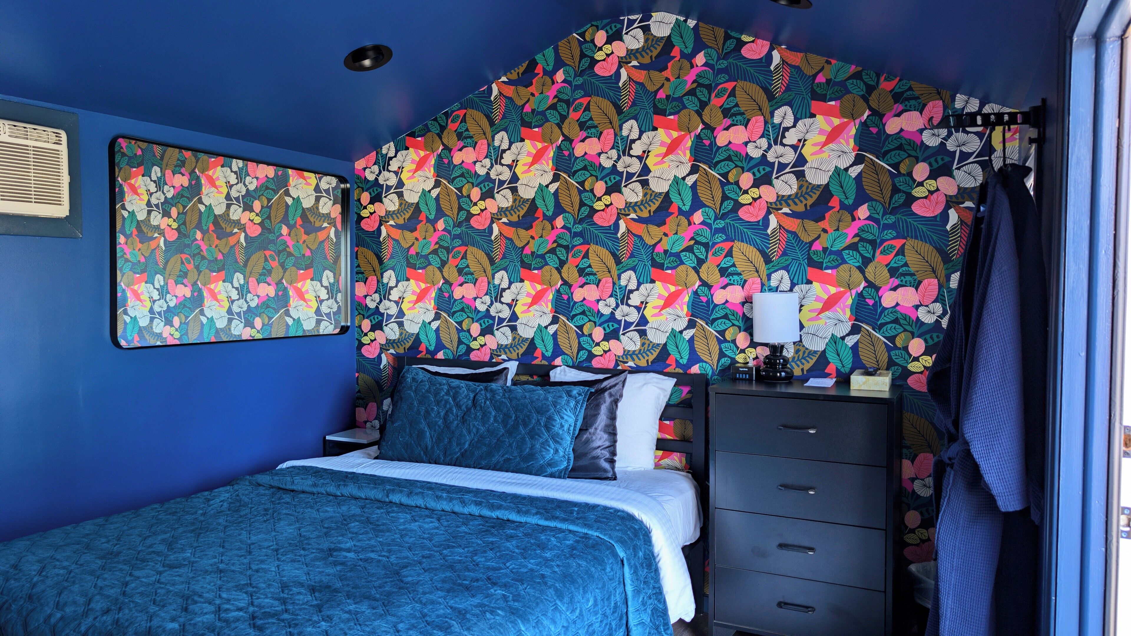 Muebles diferentes y espacio para trabajar con laptop 