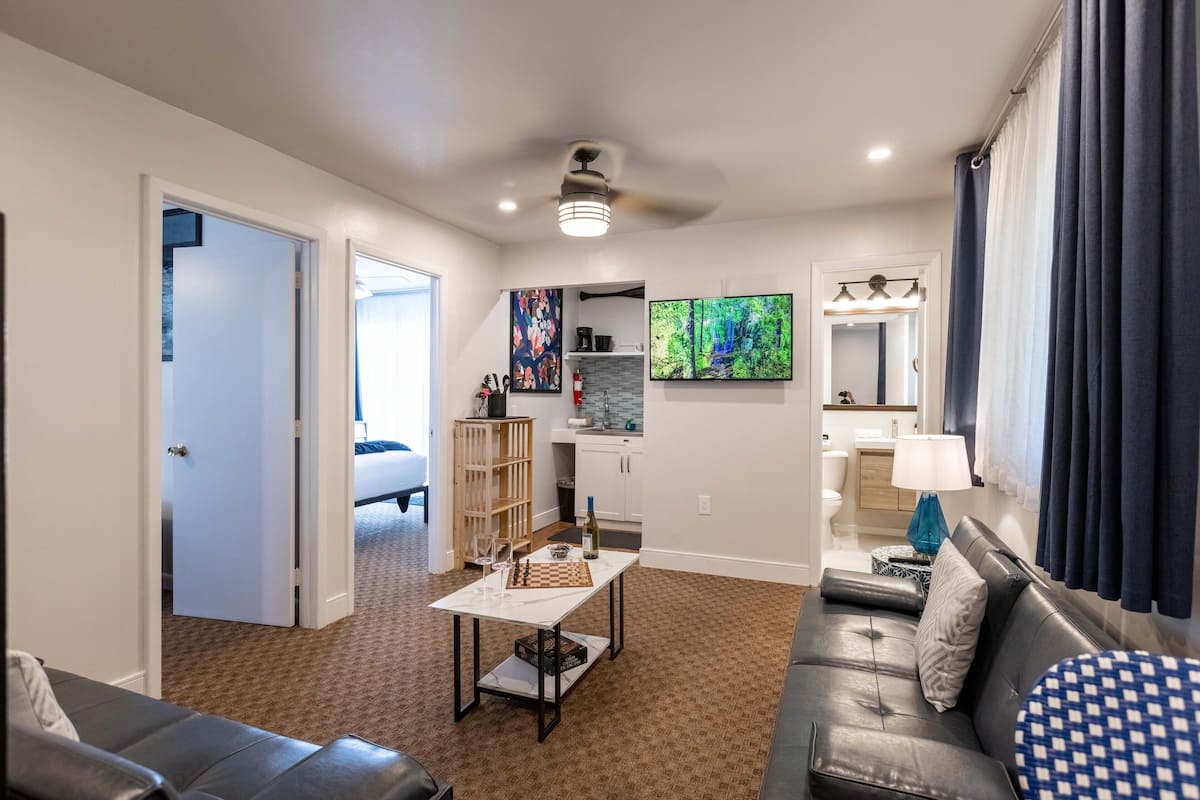 Suite, Balcony | 2 bedrooms, individually furnished, laptop workspace, blackout drapes