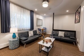 Suite, balkong | Individuelt innredet, skrivebord for bærbar PC og blendingsgardiner