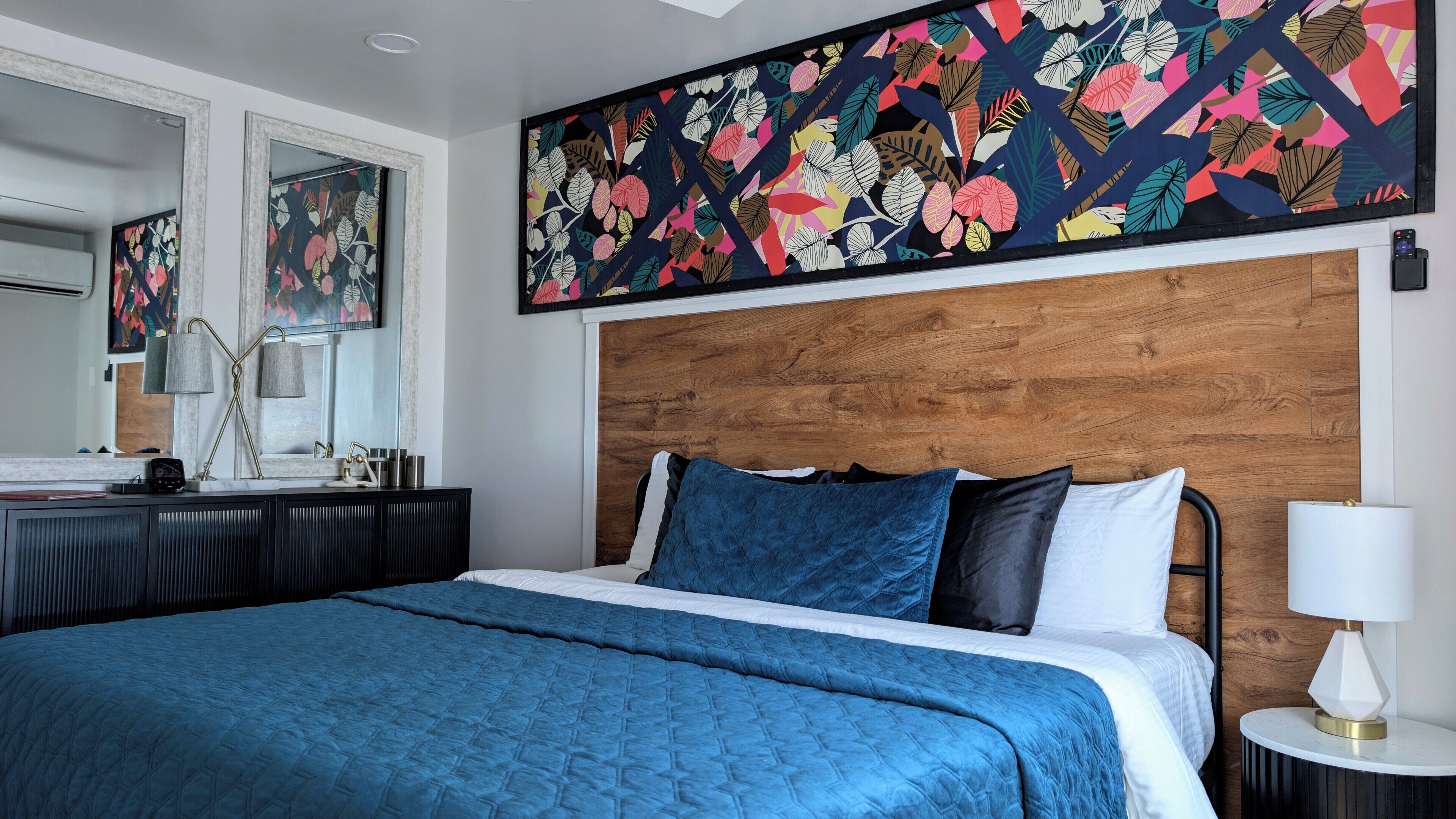 Suite, Kitchen, Poolside