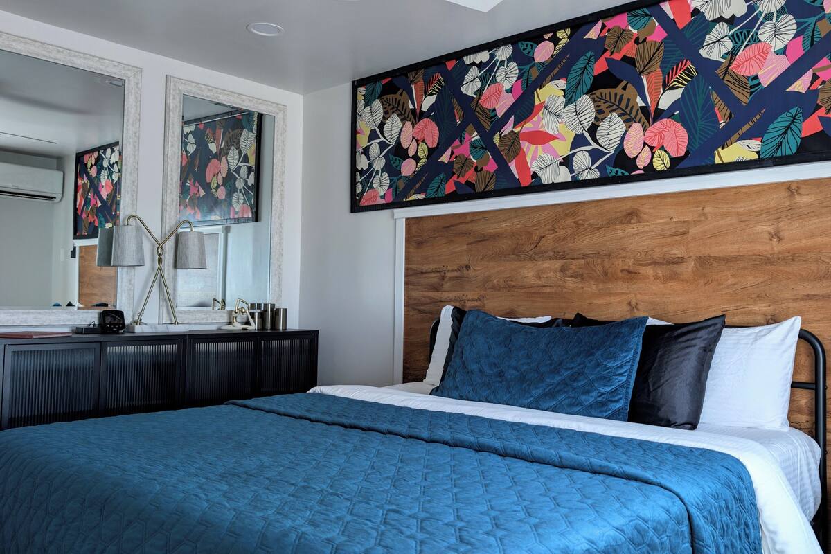 Suite, Kitchen, Poolside