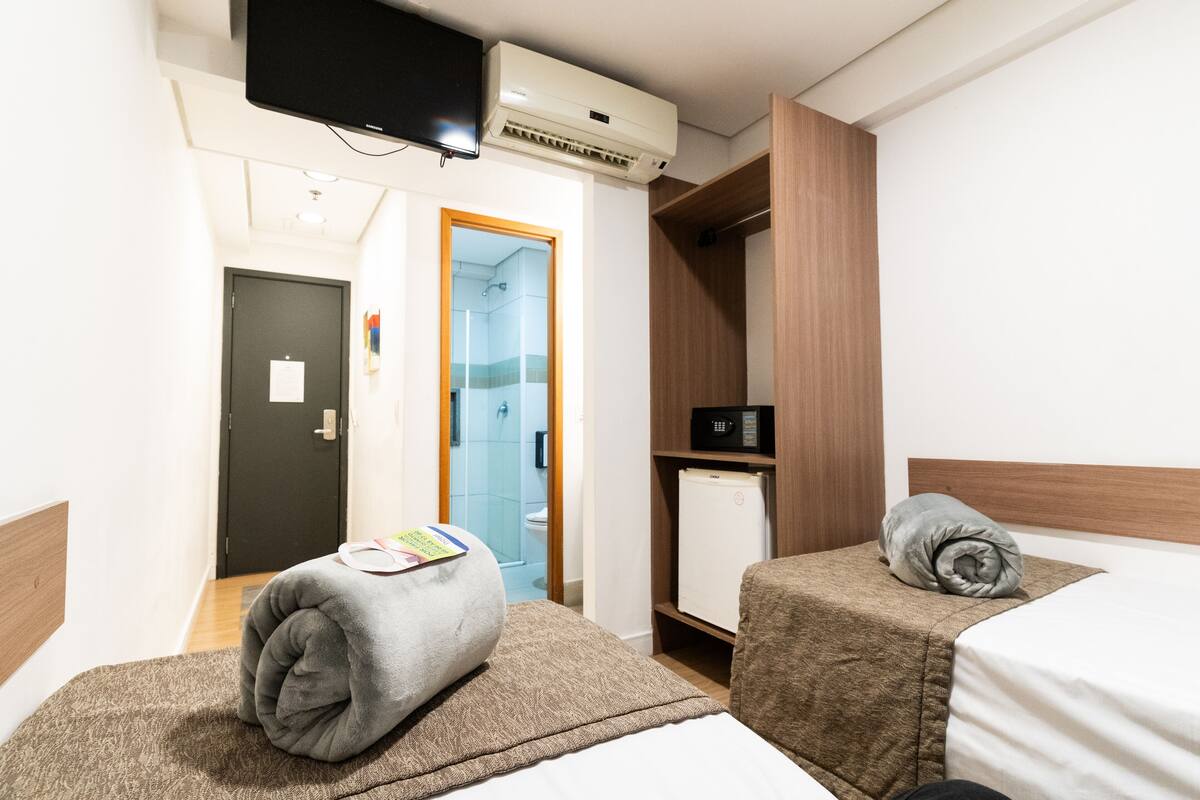Standaard Twin kamer | Een minibar, verduisterende gordijnen, gratis wifi, beddengoed