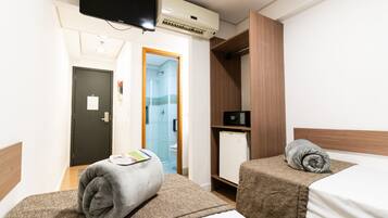 Standard Twin Room | Minibar, blackout drapes, free WiFi, bed sheets