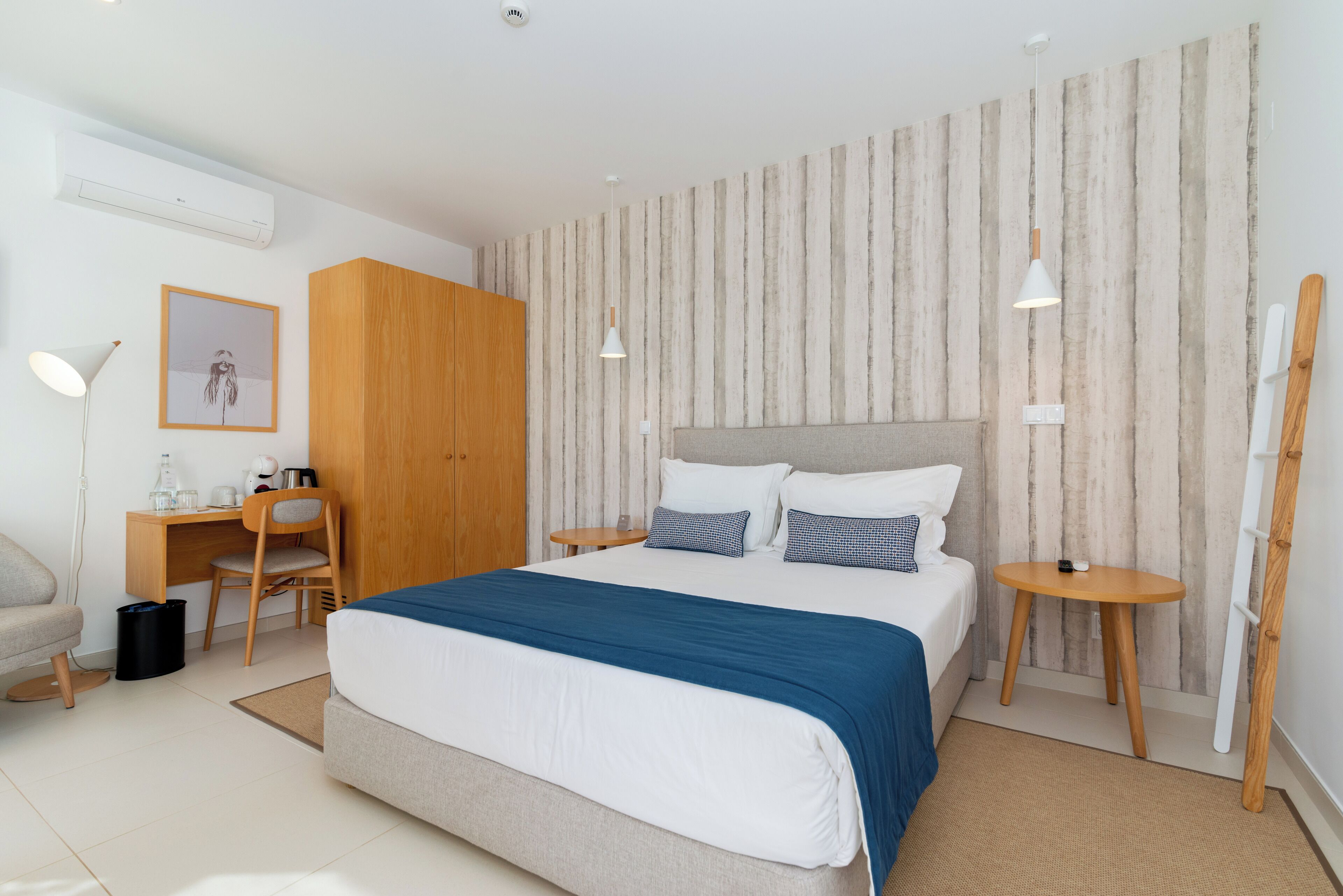 Ein modernes Schlafzimmer mit einem großen Bett, einem Schreibtisch und einem Sessel.