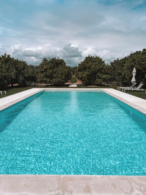 Outdoor pool, open 8 AM to 8 PM, pool umbrellas, pool loungers - Quinta dos Perfumes (Tavira)