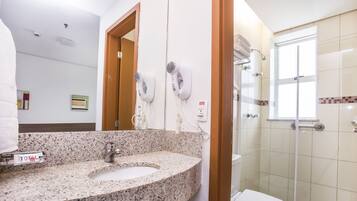 Triple Room | Bathroom | Shower, free toiletries, hair dryer, towels