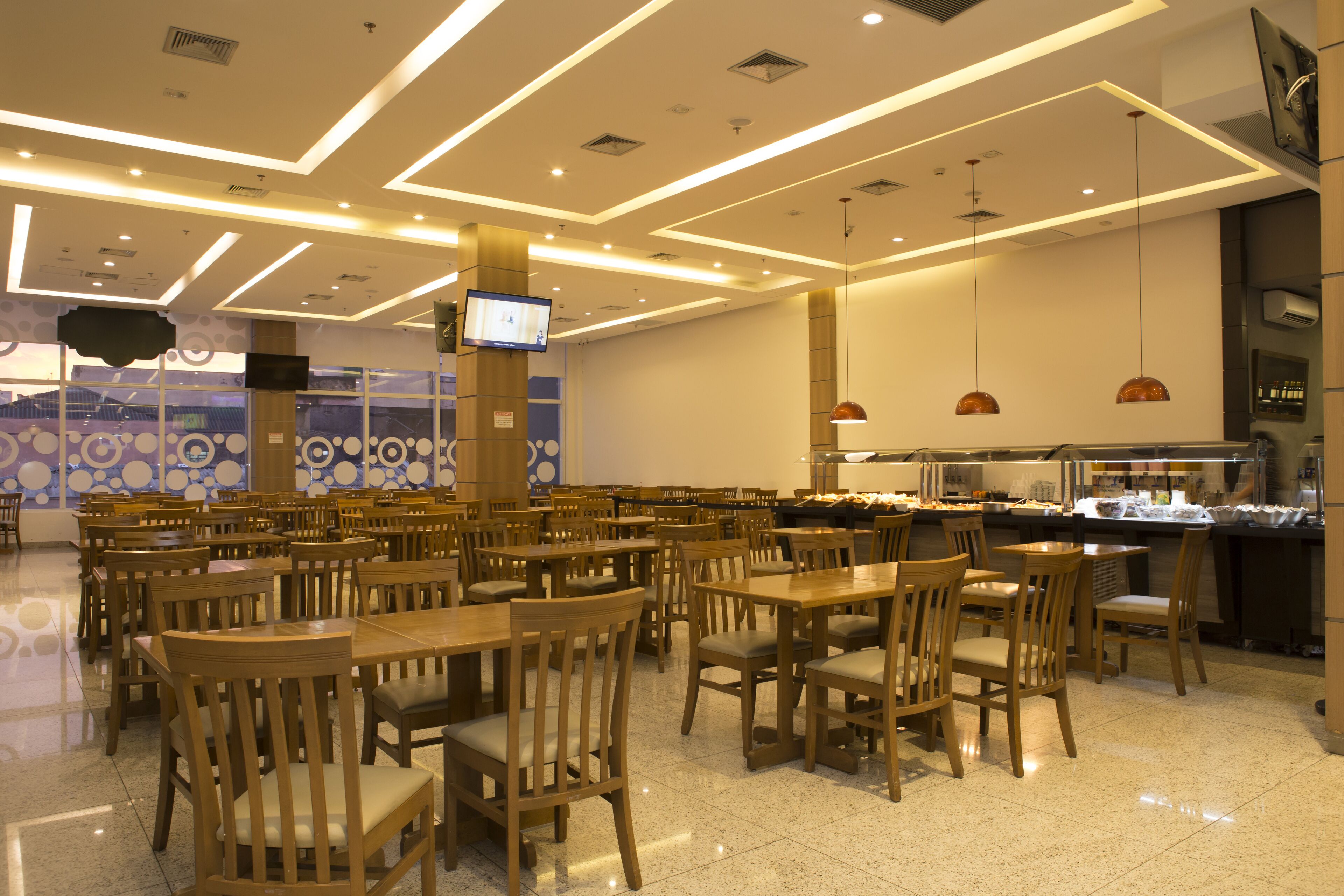 Serveert ontbijt, lunch en diner