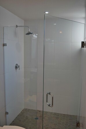 Shower, free toiletries, hair dryer, towels - Hotel Sausalito (Ensenada)