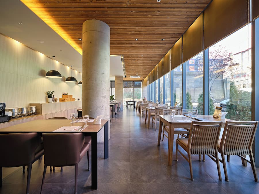 Daily buffet breakfast (KRW 15000 per person)