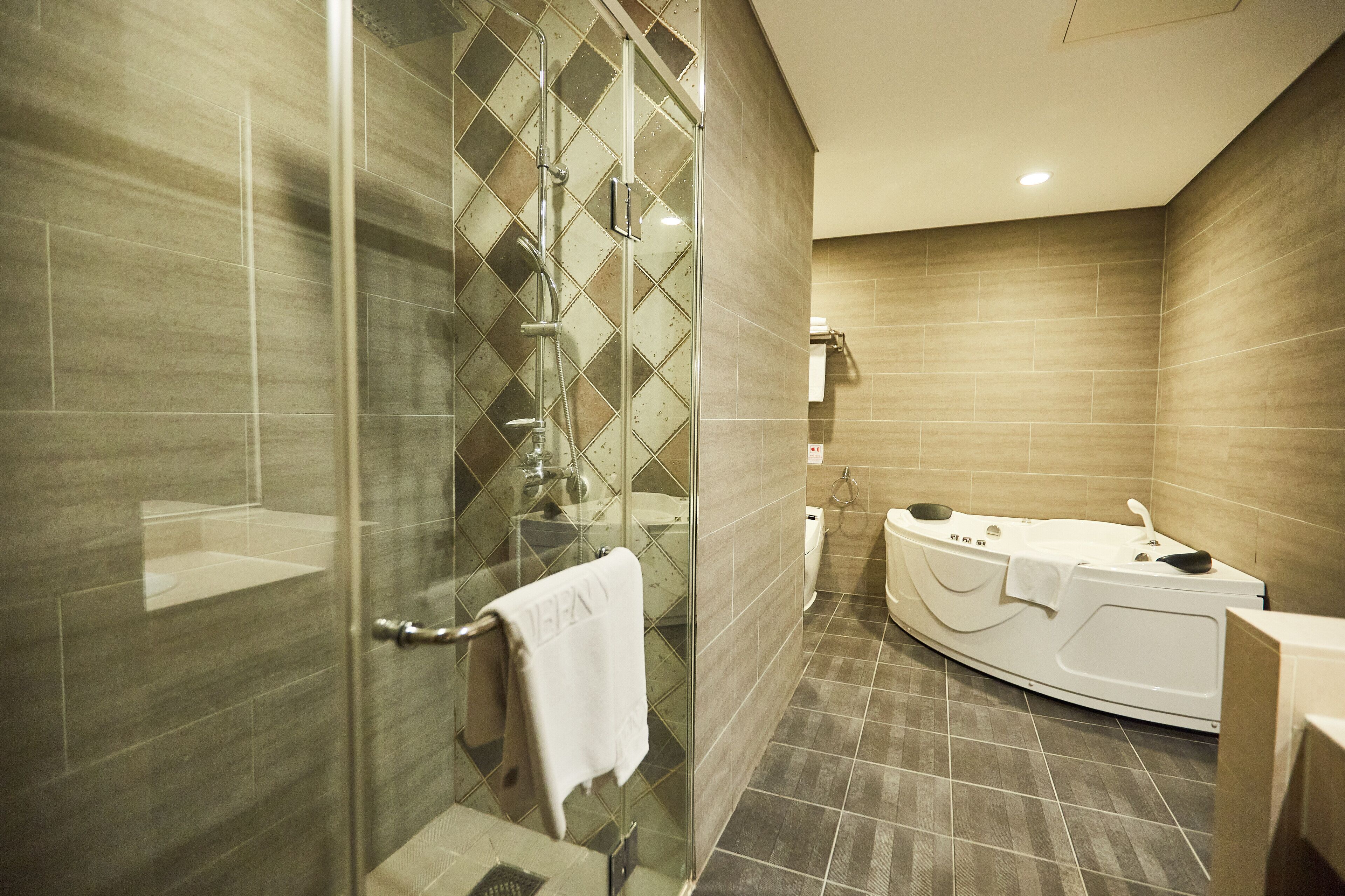 deluxe double room | bathroom | combined shower/bathtub, free toiletries, hair dryer, bathrobes