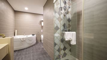 Deluxe Double Room | Bathroom | Combined shower/tub, free toiletries, hair dryer, bathrobes