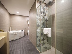 Bañera con ducha, artículos de tocador gratuitos, secador de pelo, batas