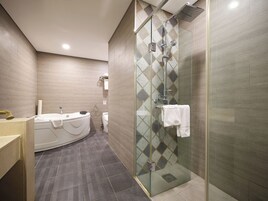 Deluxe Tek Büyük Yataklı Oda | Banyo | Duş/küvet kombinasyonu, ücretsiz banyo/kozmetik ürünleri