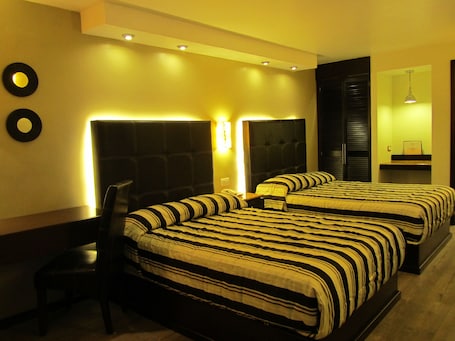 Escritorio, tabla de planchar con plancha, wifi gratis y ropa de cama . Hotel Colonial