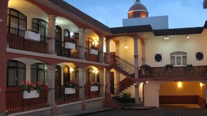 A hotel with a courtyard, multiple balconies, and a dome-shaped building. - Hotel Colonial (Teziutlan)