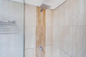 Suite – standard, 1 dobbeltseng | Bad | Dusj, toalettartikler (inkludert), tøfler og håndklær