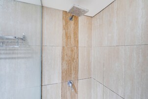 Suite estándar, 1 cama doble | Baño | Ducha, artículos de higiene personal gratuitos, zapatillas y toallas