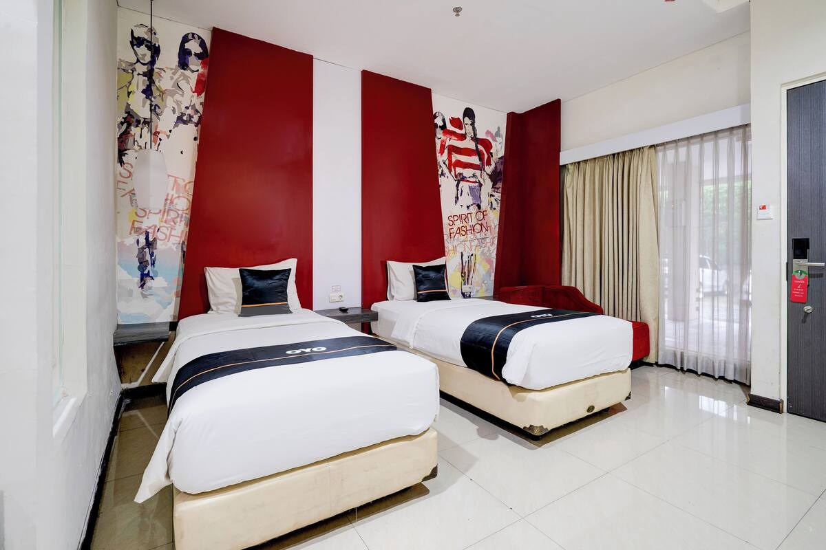 Suite Standar, 2 Tempat Tidur Twin | Seprai premium, brankas, meja kerja, dan setrika/meja setrika