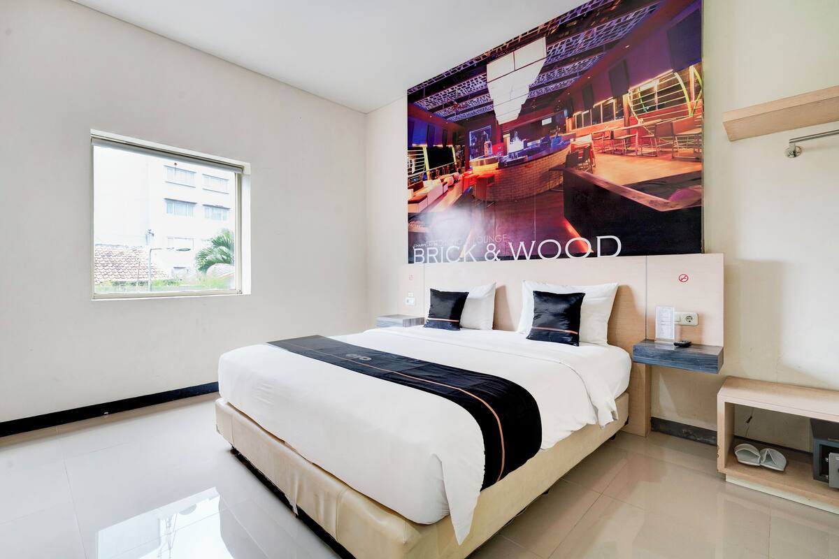 Kamar Double Standar | Seprai premium, brankas, meja kerja, dan setrika/meja setrika