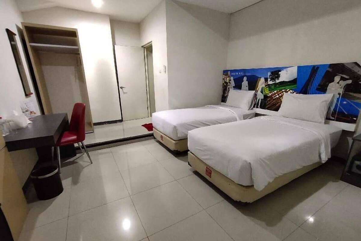 Seprai premium, brankas, meja kerja, dan setrika/meja setrika