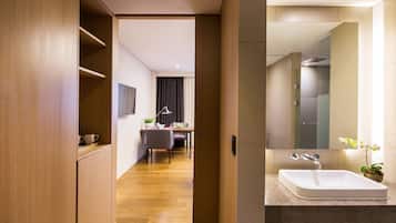 Suite Twin Room | 고급 침구, 객실 내 금고, 책상, 암막 커튼