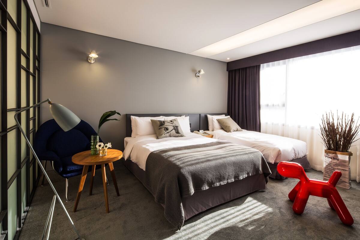 Business Twin Room | Living area | 42-inch LED TV with cable channels, TV, pay movies