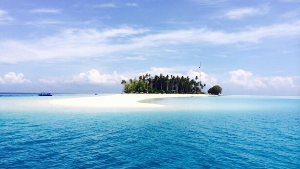 A tropical island with a white sandy beach and clear blue waters. - Scuba Tiger Semporna Holiday Resort (Semporna)