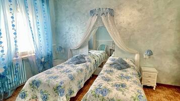 Una scrivania, Wi-Fi gratuito, lenzuola