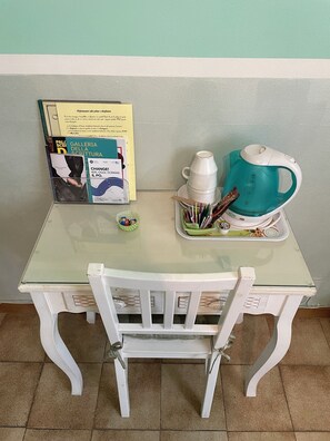 Skrivebord, wi-fi (inkludert) og sengetøy