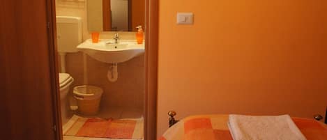 Chambre double ou avec lits jumeaux, salle de bain privée | Salle de bain | Articles de toilette (gratuits), séchoir à cheveux, bidet