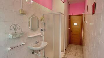 Set di cortesia gratuito, asciugacapelli, bidet, asciugamani