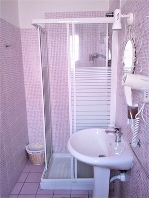 Triple Room | Bathroom | Free toiletries, hair dryer, bidet, towels - Hotel Serenella (Turin)