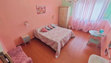 Camera con letto matrimoniale o 2 letti singoli, bagno condiviso | Una scrivania, Wi-Fi gratuito, lenzuola